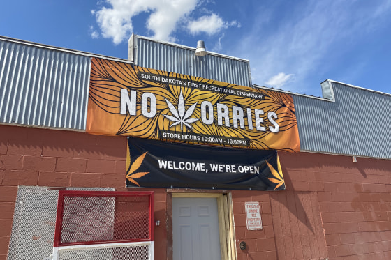 Image: The "No Worries" dispensary in Pine Ridge, S.D.