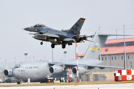 A US airforce F16 lands in front of a C1