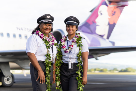 Mother Daughter Pilots Fly Hawaiian Airlines Plane Together