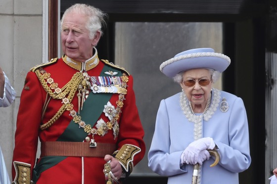 La chaqueta sahariana que llevaba tu abuelo para parecerse al Príncipe  Carlos en The Crown es la más moderna en 2021