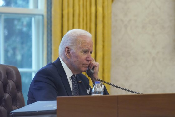 Le pr&eacute;sident Joe Biden s&rsquo;entretient avec le pr&eacute;sident ukrainien Volodymyr Zelenskyy depuis le bureau ovale de la Maison Blanche