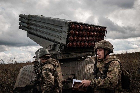 Des soldats ukrainiens se pr&eacute;parent &agrave; tirer un lance-roquettes multiples BM-21 'Grad' vers des positions russes dans la r&eacute;gion de Kharkiv le 4 octobre 2022.
