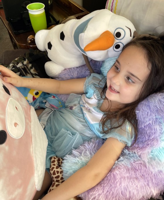 Delaney, de 4 años, disfruta de las tarjetas que la gente le ha enviado y que reproducen música.