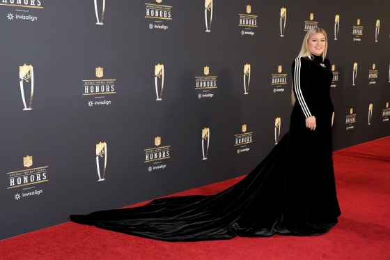 Kelly Clarkson's NFL Honors appearance leaves fans lost for words