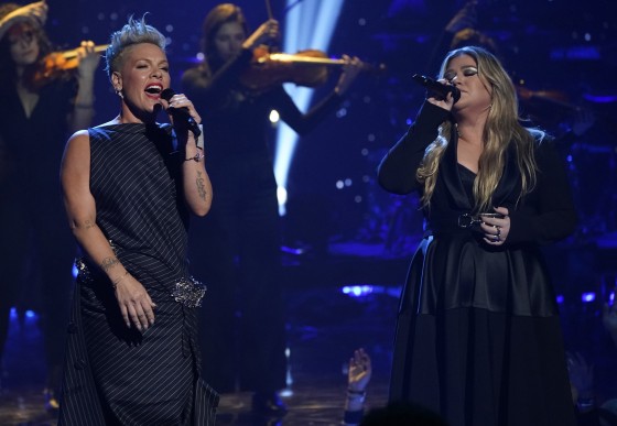 Kelly Clarkson and Pink Perform 'Just Give Me a Reason' at iHeartRadio ...