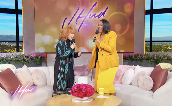 Reba McEntire and Jennifer Hudson perform duet of 'Respect'