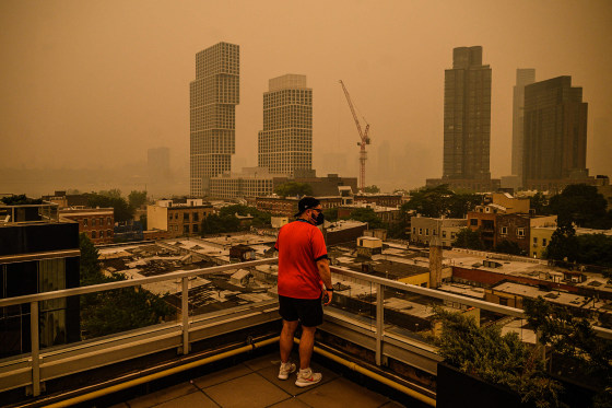 Image: Heavy smog covers the skylines of the boroughs of Brooklyn and Manhattan in New York on June 7, 2023.