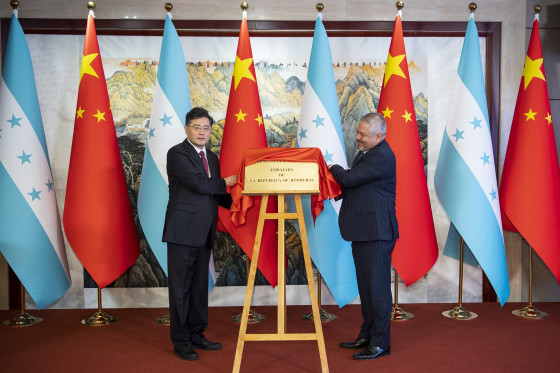 China's Foreign Minister Qin Gang and his Honduran counterpart Enrique Reina unveil the Honduras Embassy plate in Beijing on June 11, 2023.