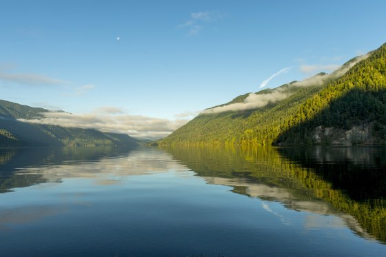2020/10/05: View in the morning of Lake Crescent on the Olympic Peninsula in the Olympic National Park in Washington State, USA.
