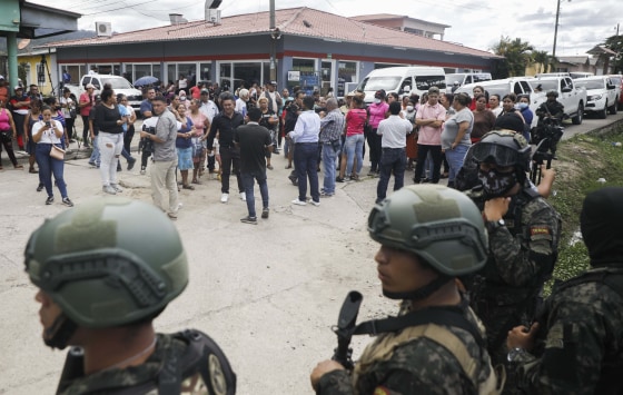 La police garde l'entrée de la prison pour femmes de Tamara, à la périphérie de Tegucigalpa, au Honduras, le 20 juin 2023.