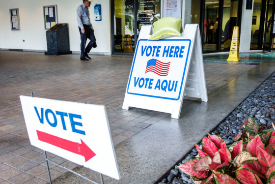 Un hombre entra en un centro electoral en Miami Beach, Florida..