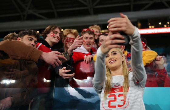 La futbolista suiza del Aston Villa es toda una influencer gracias a su impacto en plataformas digitales.