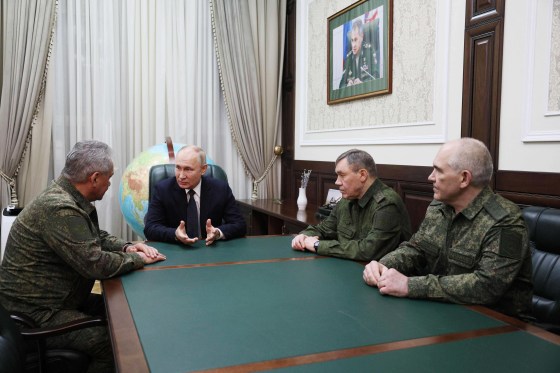 Putin meets Shoigu and Gerasimov in Rostov