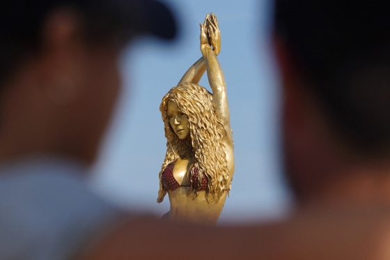 A golden statue of Shakira