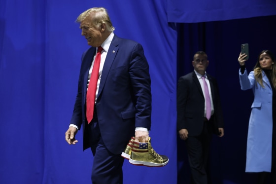 El ex presidente Donald Trump lanzó una línea de zapatillas el sábado, un día después de que él y sus empresas fueran ordenados por un juez a pagar casi 355 millones de dólares en su juicio civil por fraude en Nueva York.