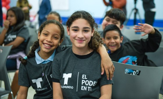 Estudiantes durante la donación de computadoras portatiles.