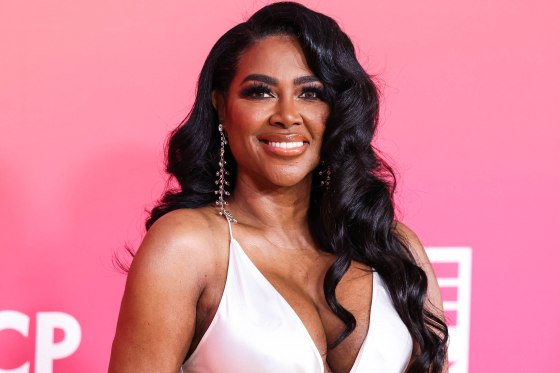 kenya moore pink dress Kenya Moore slams Kim Zolciak on 'RHOA': Lies through her 'plastic teeth'