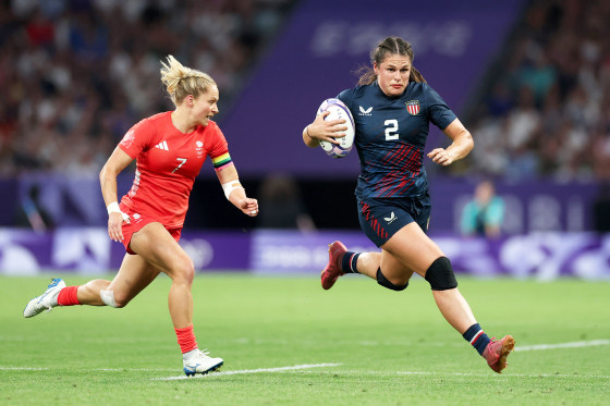 Ilona Maher of the U.S. runs under pressure from Emma Uren of Great Britain