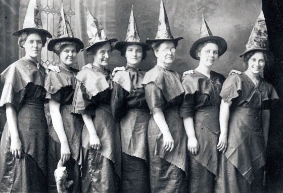 38 Vintage Halloween Decorations to Inspire Spooky Season