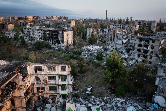 After more than 2 and a half years of resistance under constant artillery fire and Russian jets, the town of Vuhledar in Donetsk Oblast is now surrounded by Russian forces. 