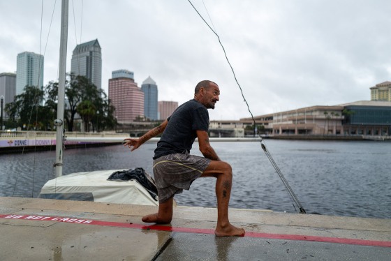 Police try to persuade "Lieutenant Dan" to leave his boat