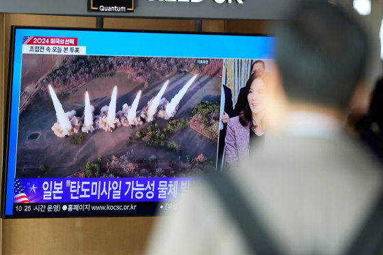 Image: Seoul Railway Station commuter korean tensions news broadcast