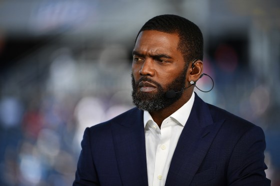 ORLANDO, FLORIDA - 26 JANUARI: Randy Moss van ESPN kijkt toe tijdens de NFL Pro Bowl 2020 in Camping World Stadium op 26 januari 2020 in Orlando, Florida.