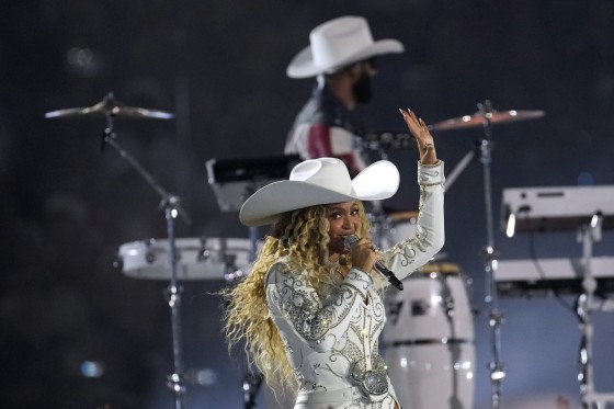 Image: Beyoncé performs in Houston at NFL game