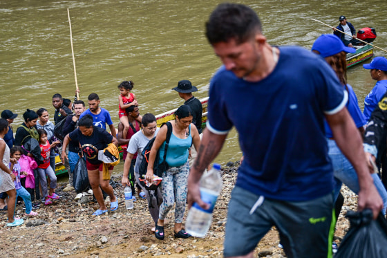 Migrants arrive to Panama.