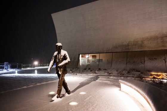 kennedy center statue