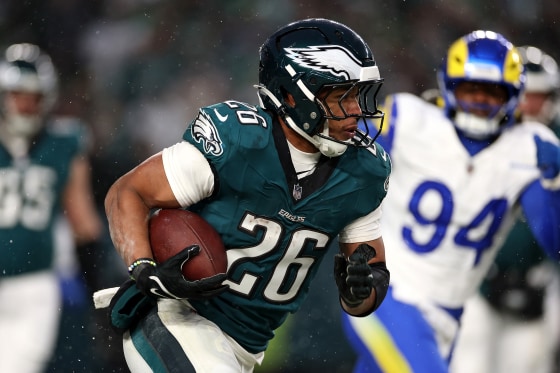 Saquon Barkley ký hợp đồng gia hạn 2 năm với Eagles, theo báo cáo