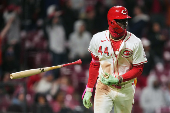 Elly De La Cruz flips his bat