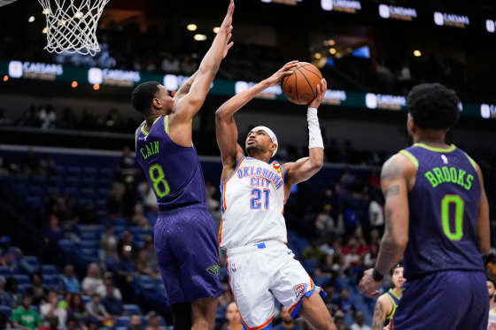 Aaron Wiggins goes to the basket against Jamal Cain