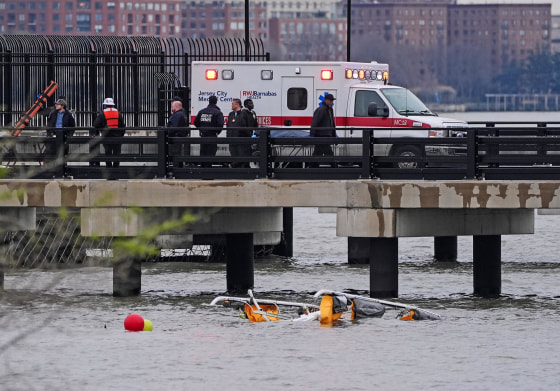 Helicopter crashes into Hudson River in New York City, killing all 6 passengers