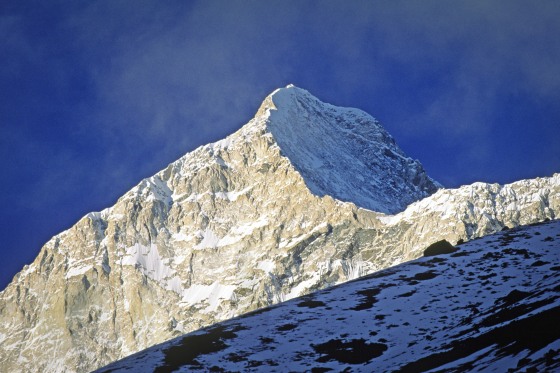 An American mountaineer died on Mount Makalu in eastern Nepal during a climb to raise funds for a children’s cancer program, officials said on Tuesday, the second death in the Himalayan nation’s climbing season that began in March.
