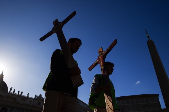 Des fidèles portant des croix au Vatican