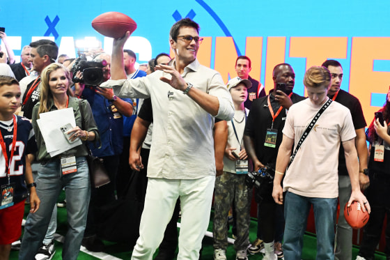 Tom Brady gets ready to throw the ball.