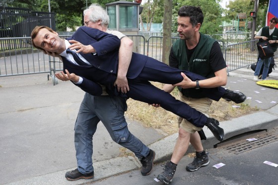 FRANCE-GREENPEACE-RUSSIA-ENERGY-POLITICS-DEMO