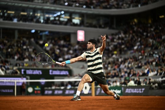 Image: Spain's Carlos Alcaraz plays a backhand return to Italy's Lorenzo Musetti 