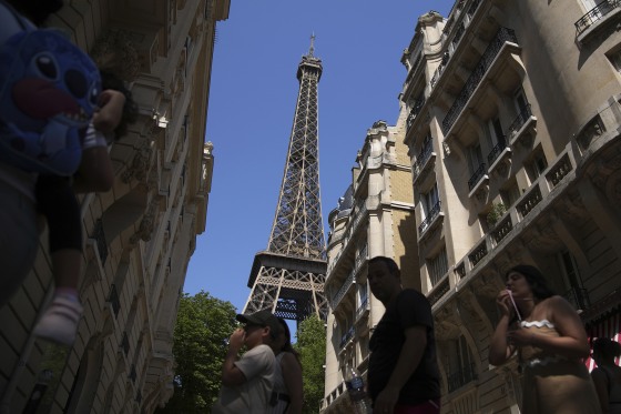 France Extreme Weather Heat eiffel tower tourists