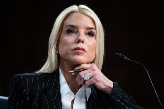 Pam Bondi escucha durante su audiencia de confirmación.