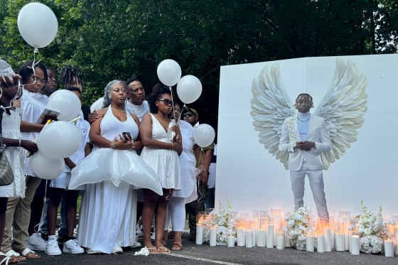 Jabari Peoples family members hold balloons