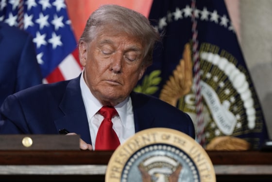El presidente, Donald Trump, firma órdenes ejecutivas tras intervenir en una cumbre sobre inteligencia artificial celebrada en Washington, D.C.