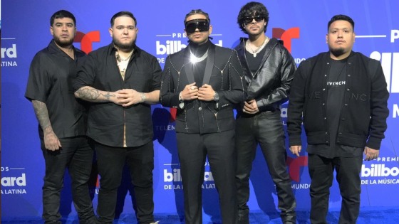 Fuerza Regida en la alfombra roja de los Premios Billboard de la Música Latina.