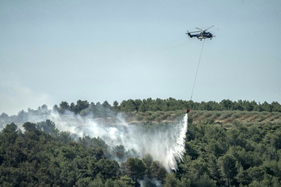 Image: helicopter wildfire firefighting water drop france