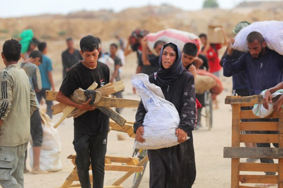 Palestinians struggling with hunger flock to Netzarim Corridor for aid