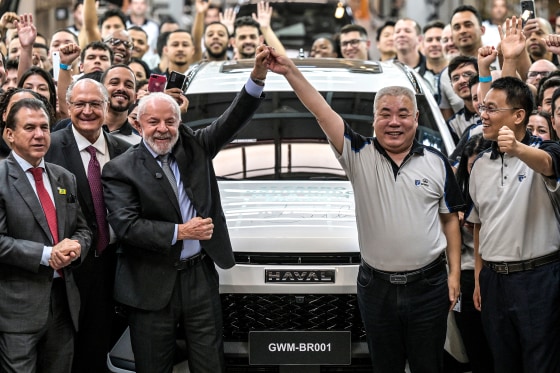 Image: Brazil's President Luiz Inacio Lula da Silva and China's Great Wall Motor CEO Mu Feng 