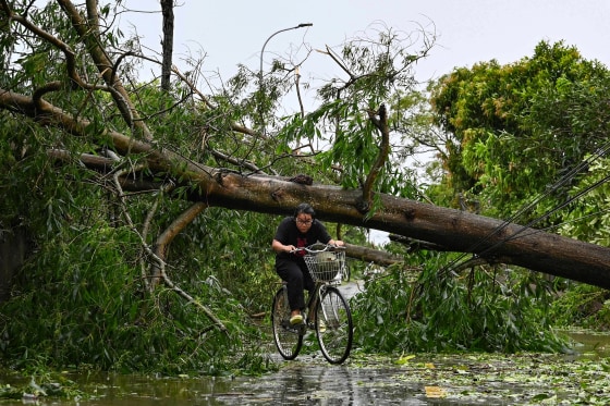 TOPSHOT-VIETNAM-TYPHOON-WEATHER