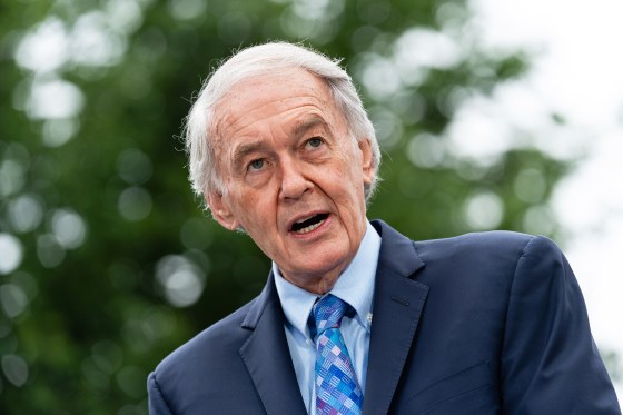 Thượng nghị sĩ Ed Markey bên ngoài Đồi Capitol
