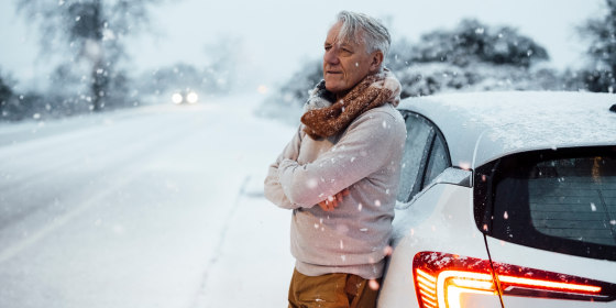 We looked at highly rated kits and supplies to fit your winter emergency car bag.
